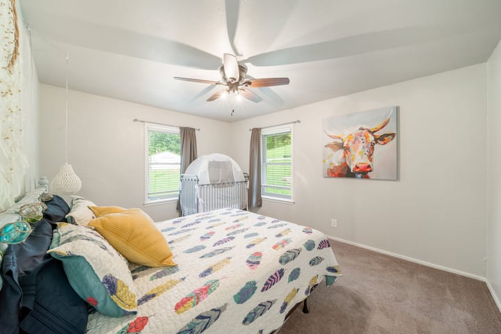 dormitorio 2 con cama tamaño queen y cuna