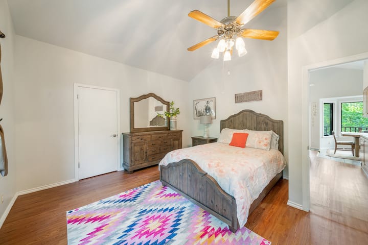 Dormitorio del departamento en el garaje. con cama tamaño queen