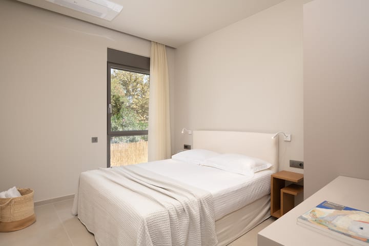 This nature lover´s king-size double bedroom brings the outdoors indoors.