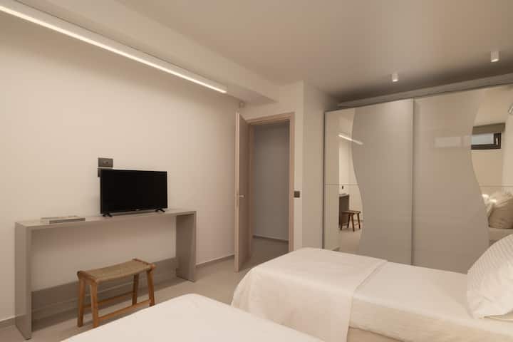 Twin bedroom, the beds can also form a King size bed.