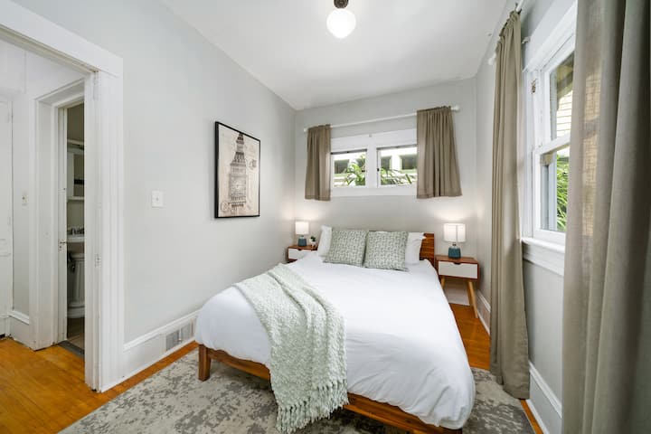 Útulná spálňa s manželskou posteľou, klimatizáciou a nočným stolíkom s lampou pre väčšie pohodlie a pohodlie.