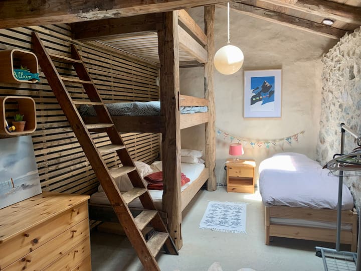 Chambre "Refuge" dans son écrin de boiseries offre 4 couchages en lit superposés et lit simple. Ambiance haute montagne!:)