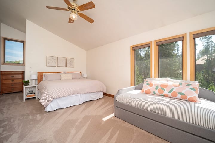 Bedroom 1 - third floor - King bed and twin trundle daybed overlooking forest and mountain views. Attached private full bath. 

