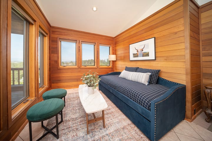 Bedroom 4 - Twin trundle daybed, second floor, panoramic mountain views. This room has its own private balcony. 

Can be used as an additional sitting space adjacent to the living room or another bedroom. 