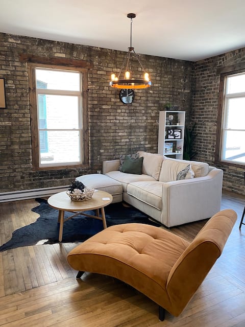 Beautiful One Bedroom - Steps from Downtown!!