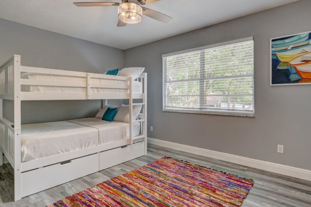 Dale a tus hijos la mejor experiencia vacacional en nuestra divertida y espaciosa habitación 3, con literas completas y mucho espacio para jugar y relajarse. El lugar perfecto para una escapada familiar inolvidable en Tampa.