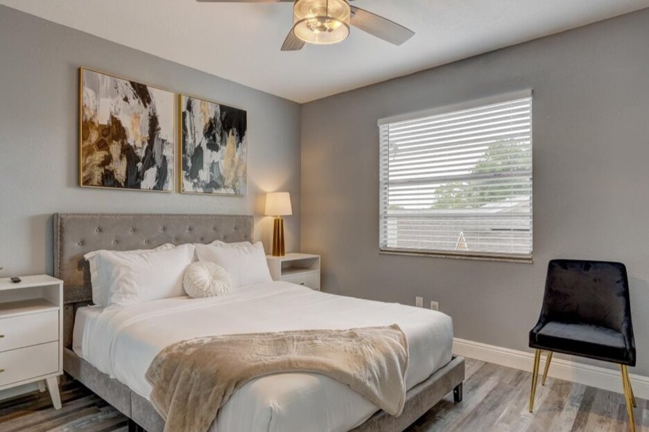 Disfruta de la máxima comodidad y relajación en nuestra habitación 2 de arriba, con una lujosa cama tamaño queen y todos los servicios que necesitas para una noche de sueño reparador durante tu estancia en Tampa.