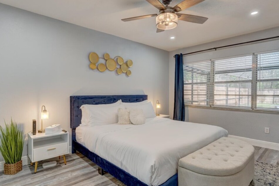 Disfruta del lujo moderno en nuestro espacioso dormitorio principal, con un baño privado bellamente decorado y todos los servicios que necesitas para sentirte mimado y relajado durante tu estancia.