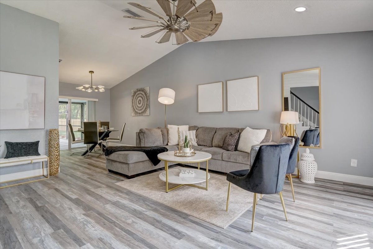 Relájate y desconecta en nuestra sala de estar de concepto abierto bañada por el sol, diseñada para la máxima comodidad y relajación.