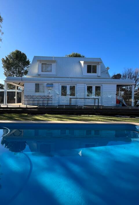 Llarrom Cottage | Gorgeous Country Home With Pool