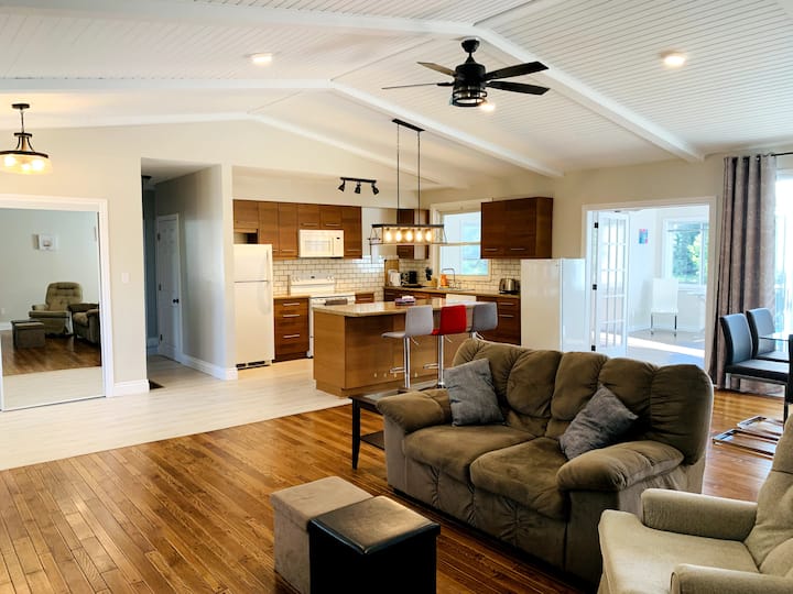 Waterfront 3-bedroom Cottage With Great View - Parry Sound