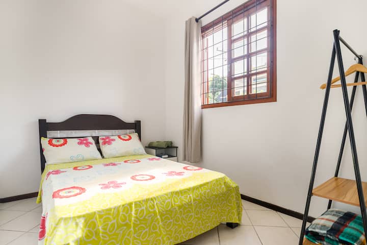 ห้องพักหมายเลข 1 พร้อมเตียงคู่ขนาดดั้งเดิมพัดลมเพดานมาคอว์เพื่อกำจัดข้าวของส่วนตัว การให้เช่าที่พักมีเครื่องนอนผ้าห่มและผ้าขนหนู