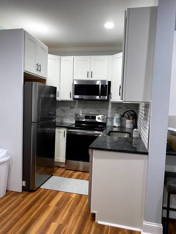 Remodeled Spacious Apartment in Perfect Location gallery image 5