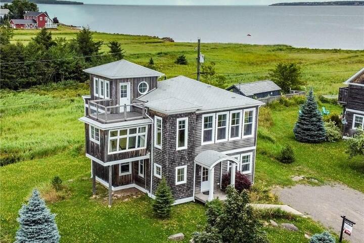 Spacious 5-Bedroom Cottage with Private beach gallery image 3