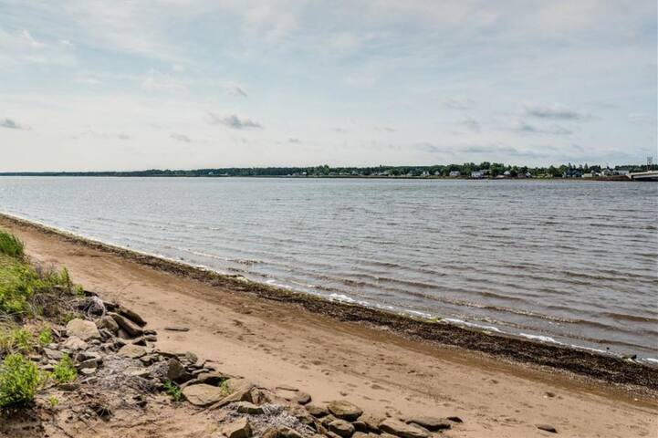 Spacious 5-Bedroom Cottage with Private beach gallery image 2