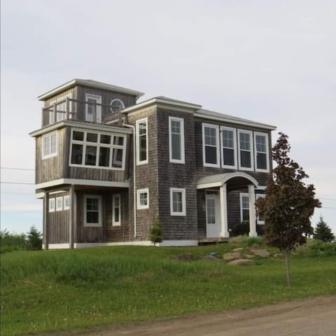 Spacious 5-Bedroom Cottage with Private beach