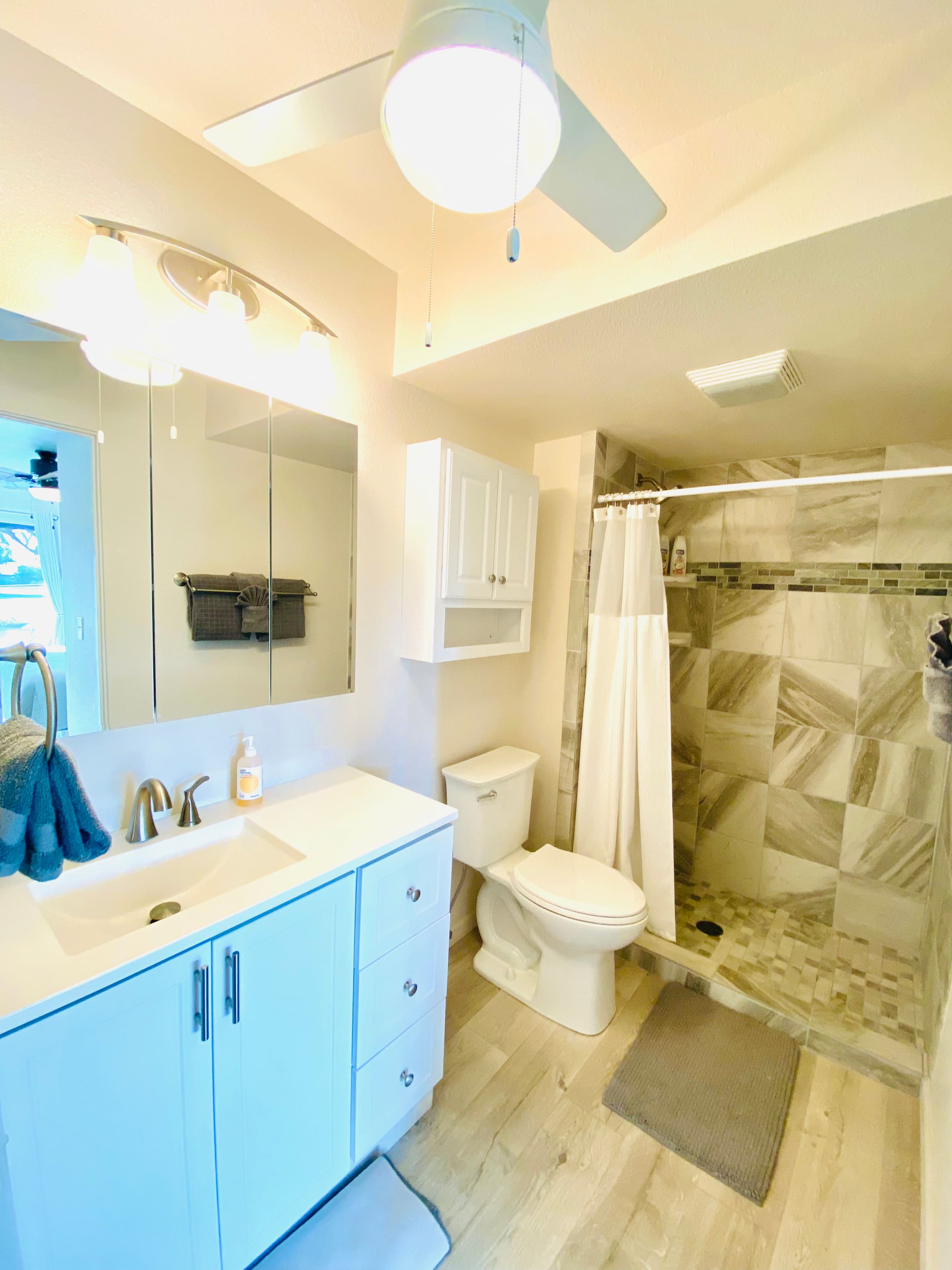 Beautifully Remodeled 2 BR 2 BA & Stunning Views - Photo 2