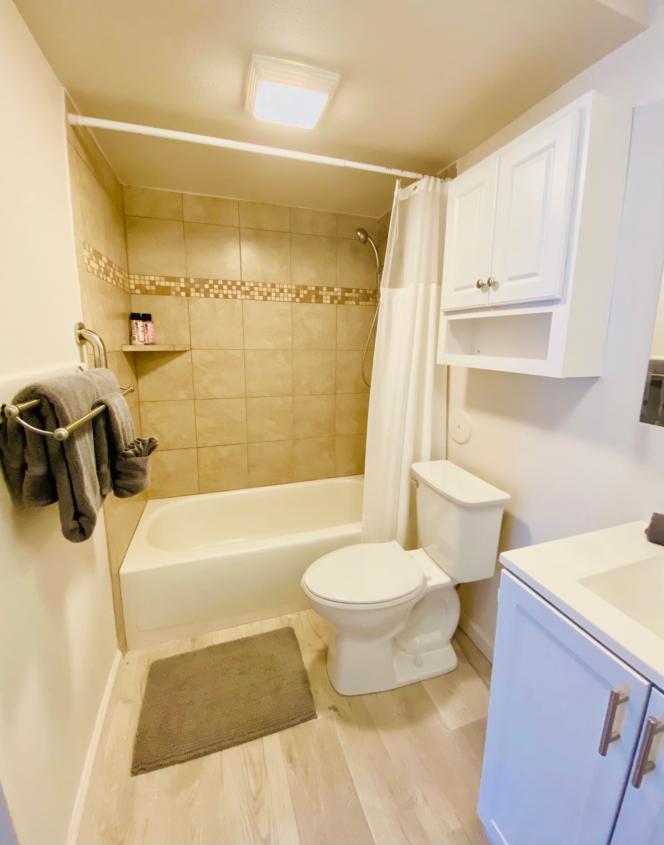 Beautifully Remodeled 2 BR 2 BA & Stunning Views - Photo 3