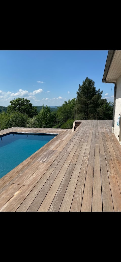 Quiet villa with heated pool