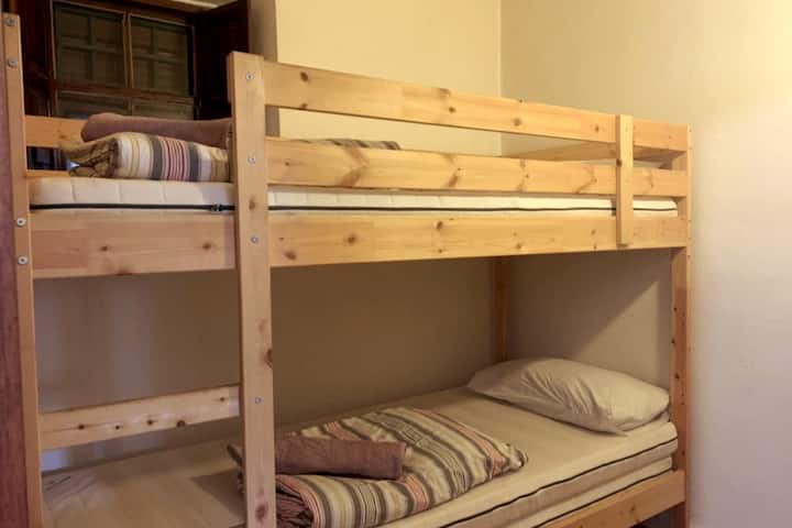 HABITACIÓN BASALTO. Tiene una litera es una habitación pequeñita.