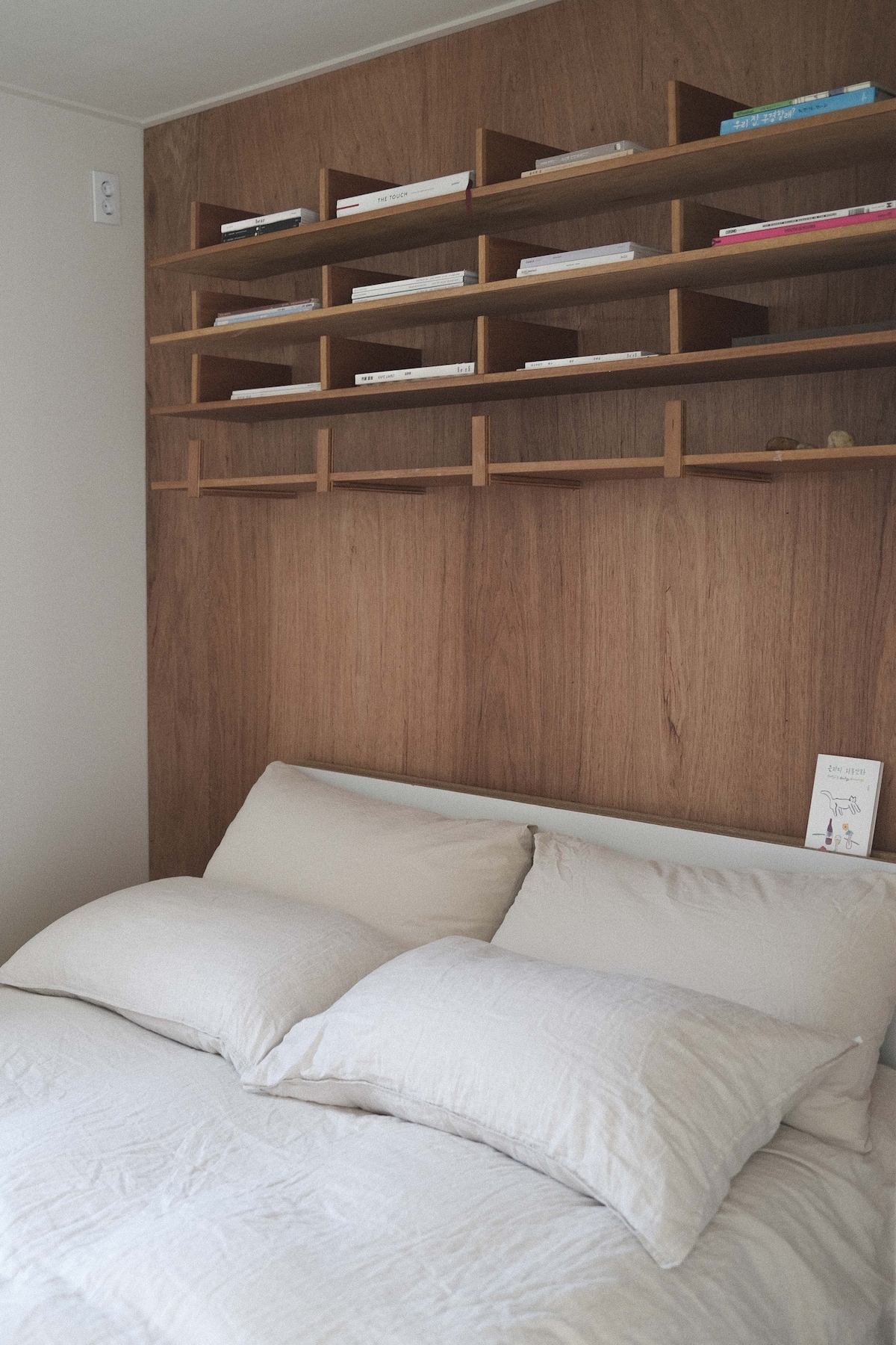 - Queensize bed voor 1-2 personen.
- We willen graag dat je een ontspannen nacht hebt met allerlei boeken.