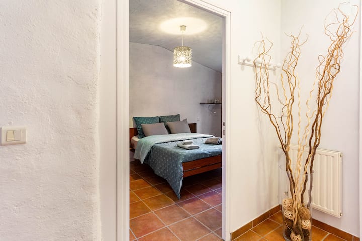 Accès à la chambre accessible aux personnes à mobilité réduite depuis le salon. 