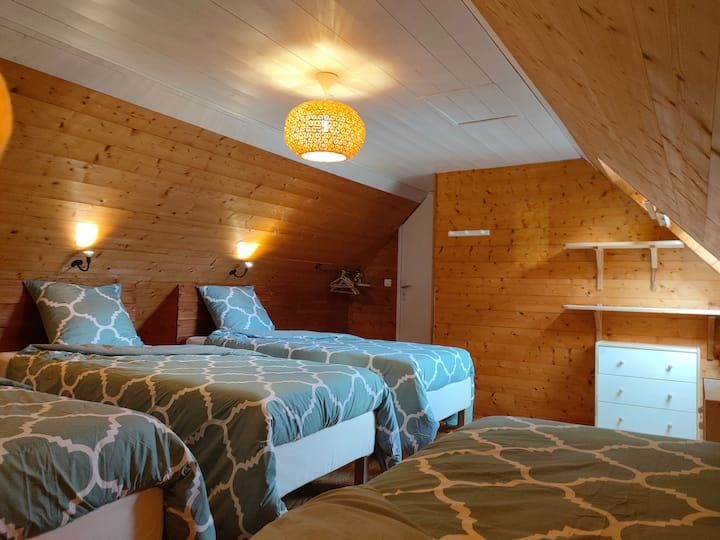 Chambre n°3 à l'étage. 4 lits de 90x200.