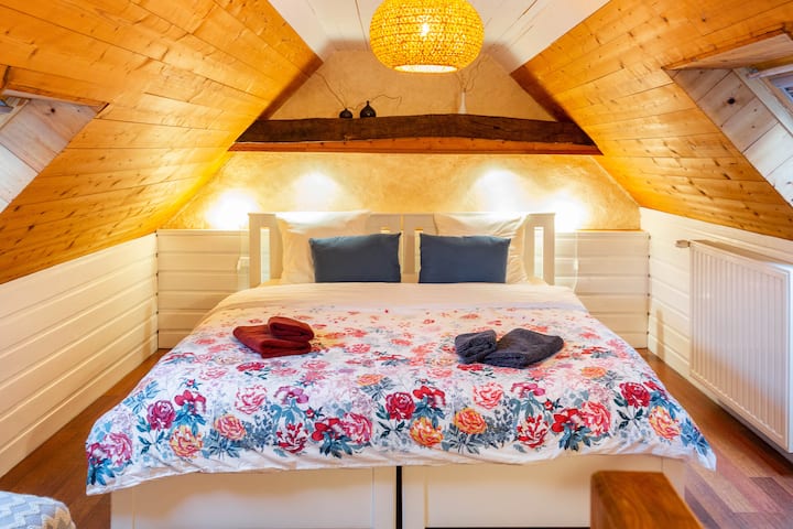 Chambre n°4 au 2ème étage. 2 lits de 90x200 pouvant être assemblés (comme sur la photo) pour ne former qu'un grand lit de 180x200.
+ 1 lit de 80x200 pouvant également servir de banquette.