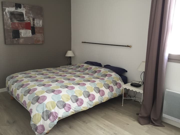 Krevat në dhomën e gjumit 160