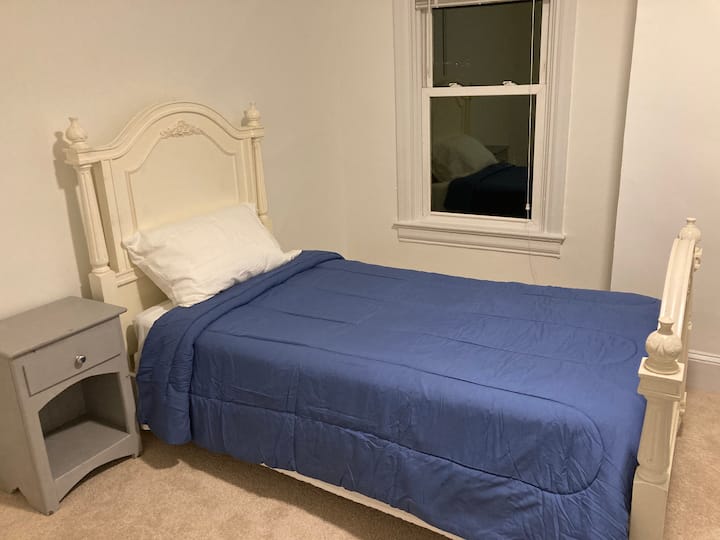 ห้องนอนที่สามมีเตียงแฝด 2 เตียงและเตียงเด็กอ่อน