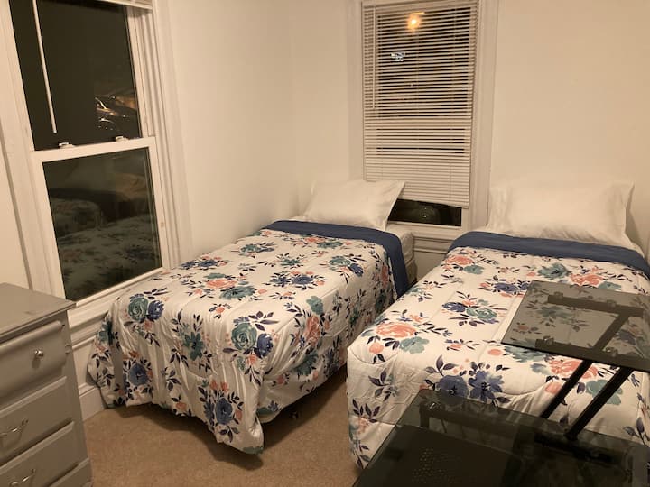 ห้องหลักพร้อมเตียงแฝดตามหลักสรีรศาสตร์ที่อาจนำมารวมกันเพื่อให้เป็นเตียงคิงไซส์