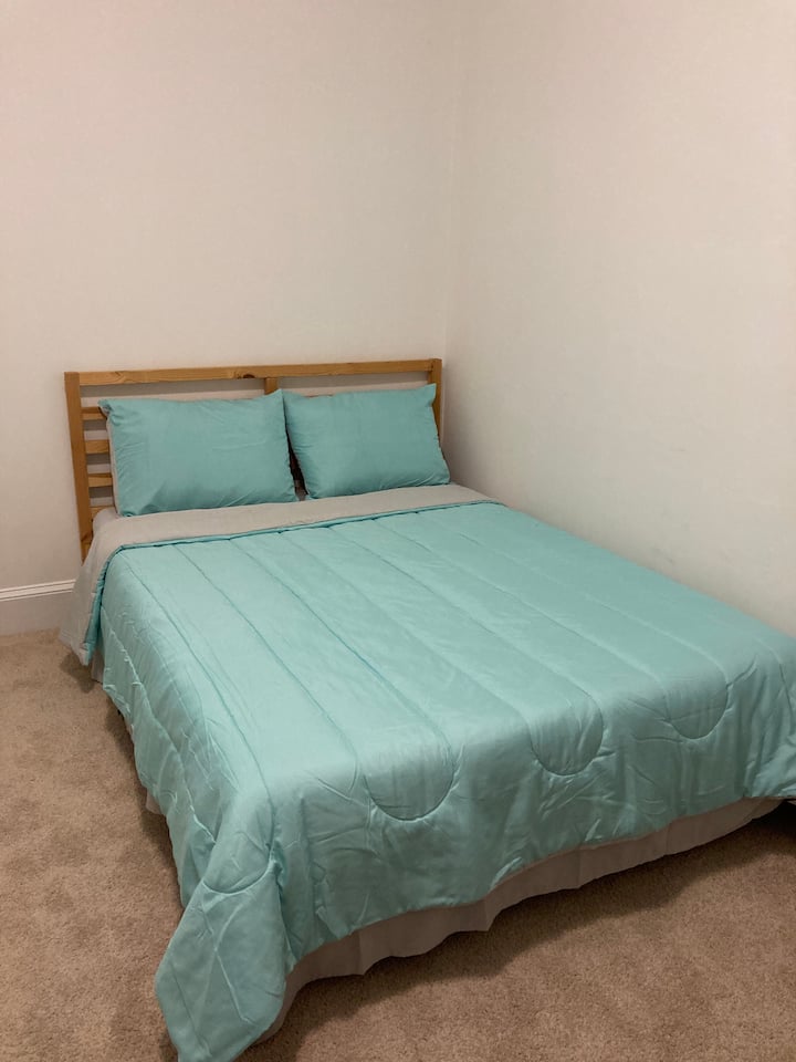 ห้องนอน 1 ห้องมีเตียงขนาดใหญ่และเตียงเด็กอ่อน