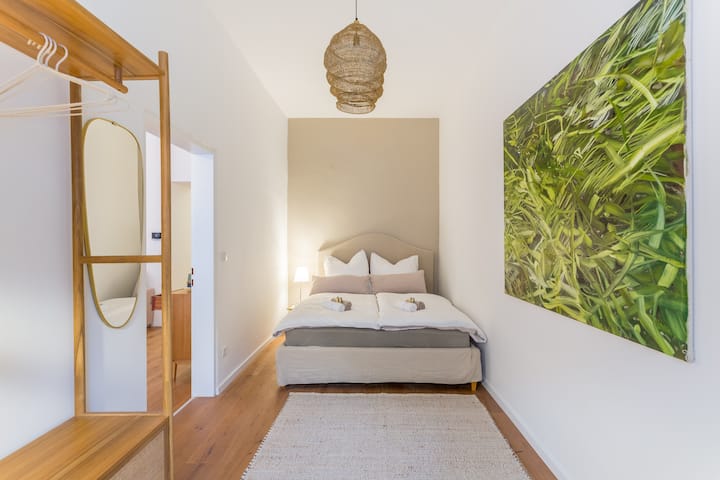 Das Schlafzimmer mit einem Queensize-Bett