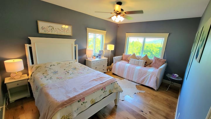 The Spring Room sleeps 4 people: there is a queen size bed,  and two twin beds in the day/trundle bed. Soba ima dovoljno ormara i južni pogled na planinu Sunapi.