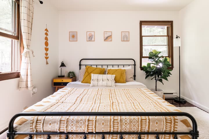 Spálňa s x2 oknami orientovanými na les, pripravená zaspať krásnym priestorovým zvukom divočiny, žaby a cvrčkov. Veľký priestor v skrinke na zavesenie oblečenia a úložného priestoru 