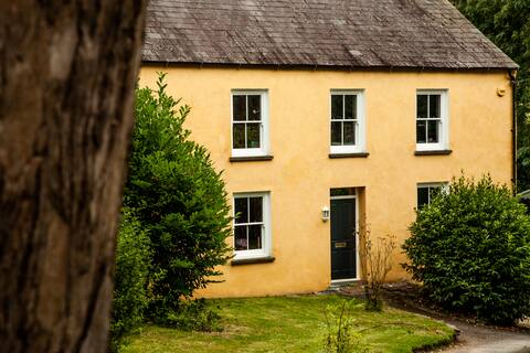 Panteg - a gorgeous retreat near the coast for 10