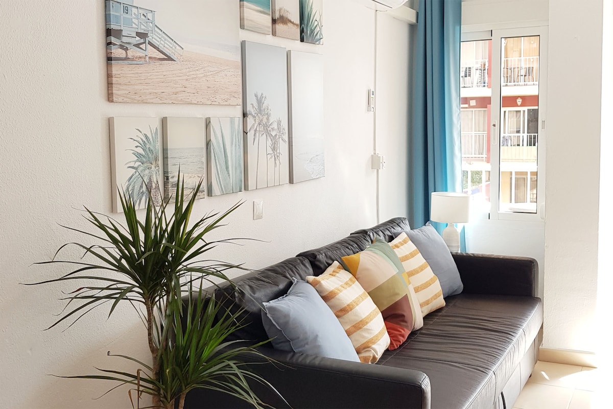 พื้นที่นั่งเล่นพร้อมเตียงโซฟาขนาดใหญ่ 4 ที่นั่ง