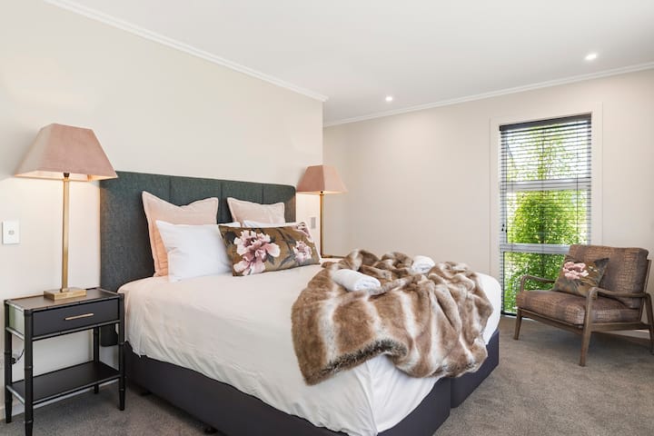 Dormitorio principal con baño privado 