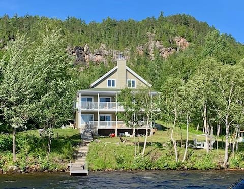 Waterfront cottage with exceptional views