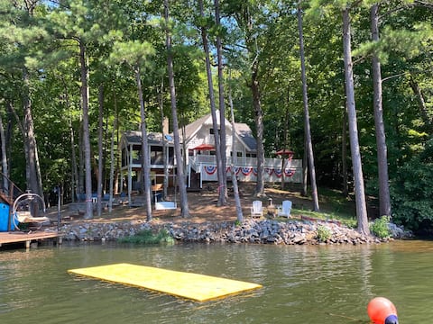 Escape the Hustle! Relax at our lakeside retreat!