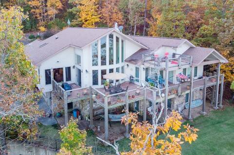 Great Lakehouse with Amazing Views & Private Beach