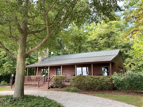 Cabin Overlooking Vineyards of Lovingston Winery