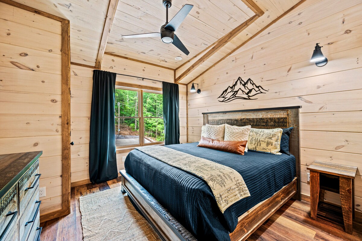 Rustic Ridge-在舒适的双人床上，伴随着阳光洒在山峰上，醒来。