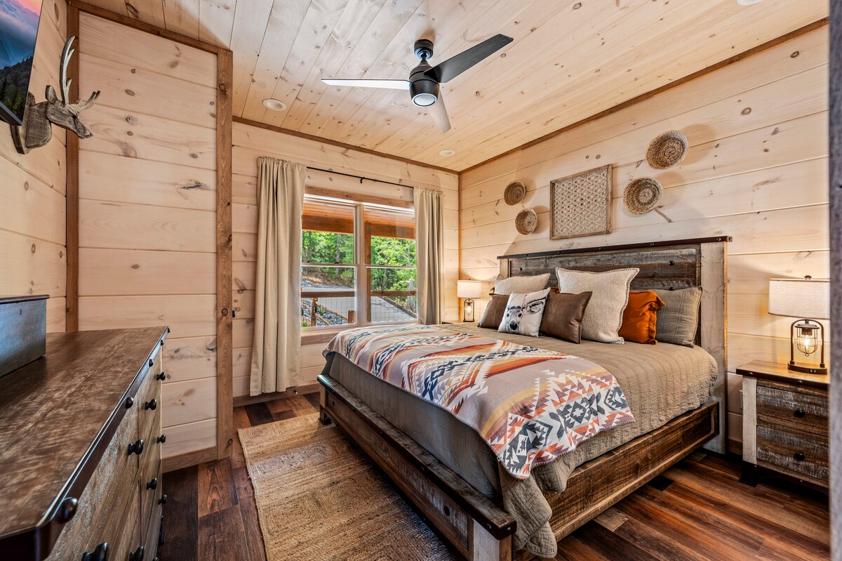 鹿径-在舒适的双人床上，伴随着阳光洒在山峰上，醒来。