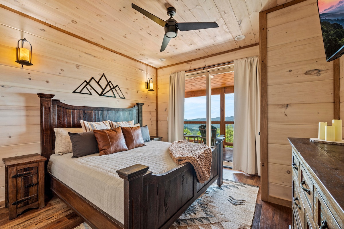 神秘的早晨-在舒适的枕头顶加大双人床上，伴随着阳光洒在山峰上，醒来。