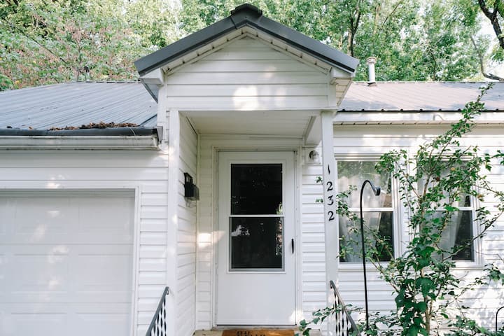 The Oakland Bungalow - Fayetteville, AR