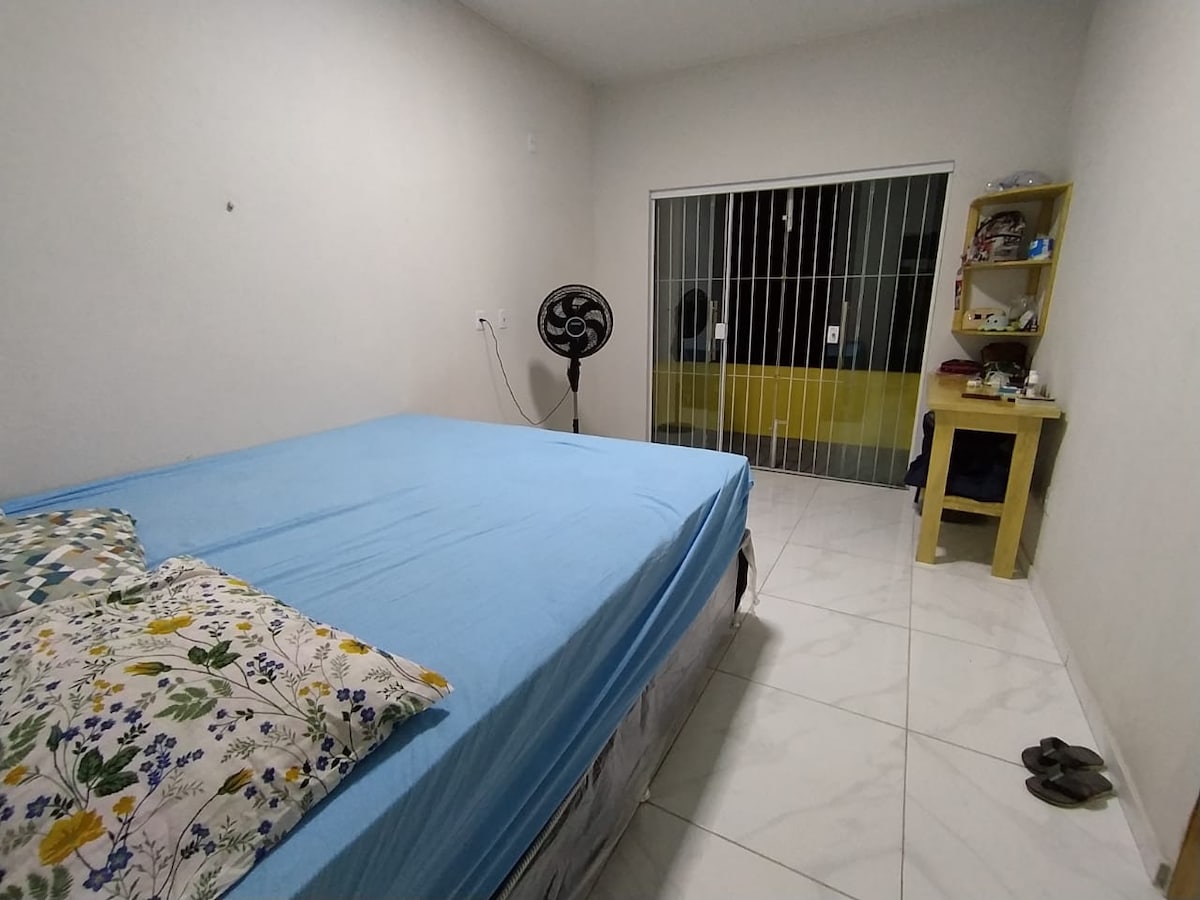 Suitite, manželská posteľ King, výhľad na šatník a výhľad z domu.