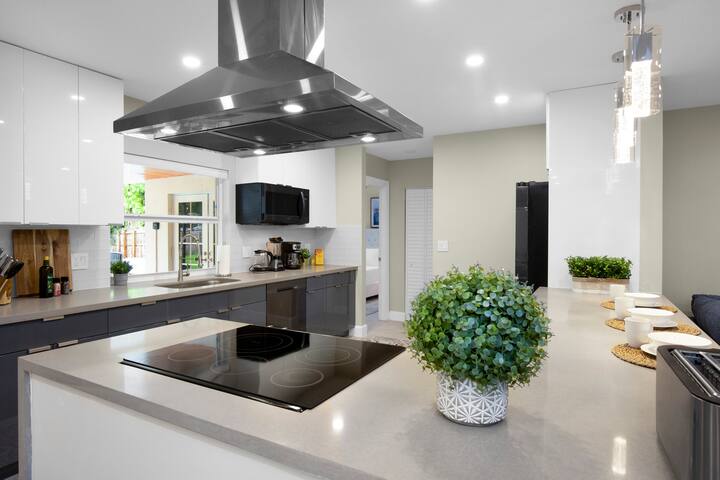 5BR Single-Level Home | Heated Pool, Spa, Grill gallery image 3