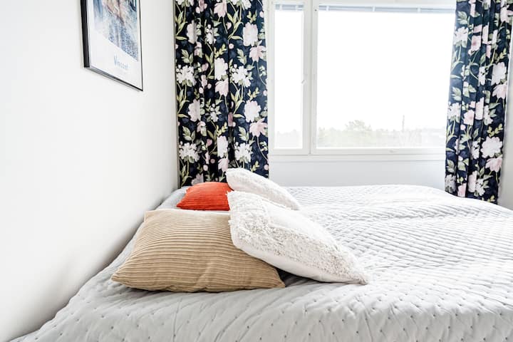 Chumba kidogo cha kulala kina kitanda cha watu wawili.
Chumba kidogo cha kulala kina kitanda cha watu wawili.