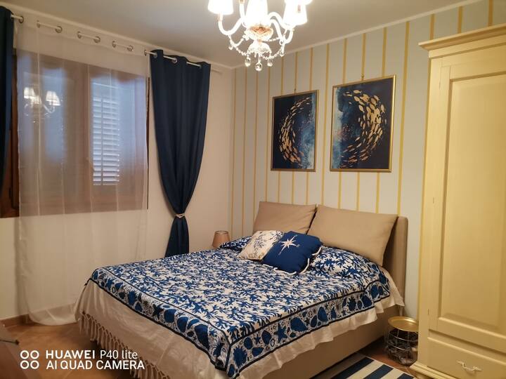 غرفة نوم مزدوجة مع نافذة بانورامية 